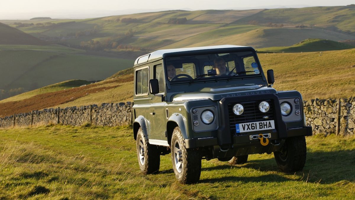Výroba klasického Land Roveru Defender skončila před pěti lety